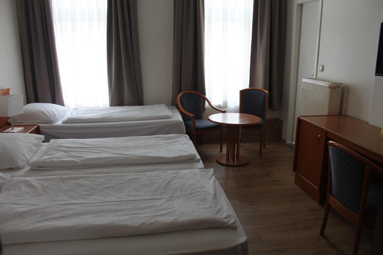 Stadt-Gut-Hotel Zum Rathaus Oberhausen  Exteriör bild